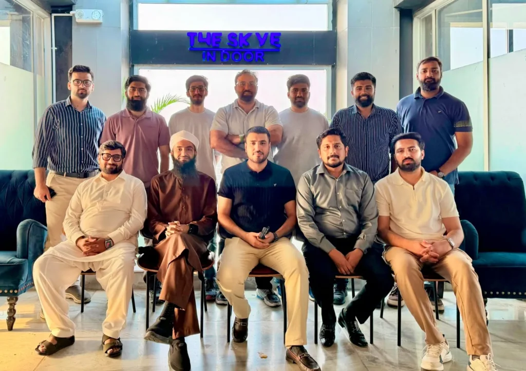 Group photo of freelancers at a Fiverr community meetup in Lahore
